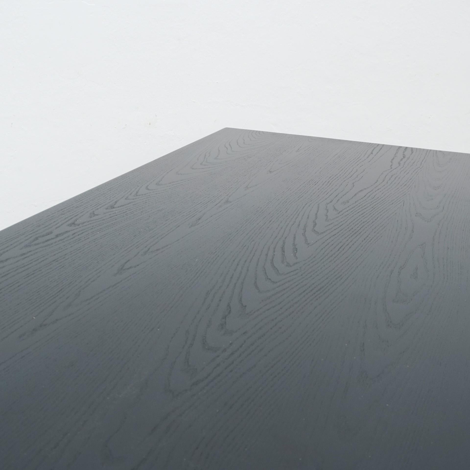 Bois Dada Est. Table de salle à manger contemporaine en bois de frêne massif laqué noir en vente