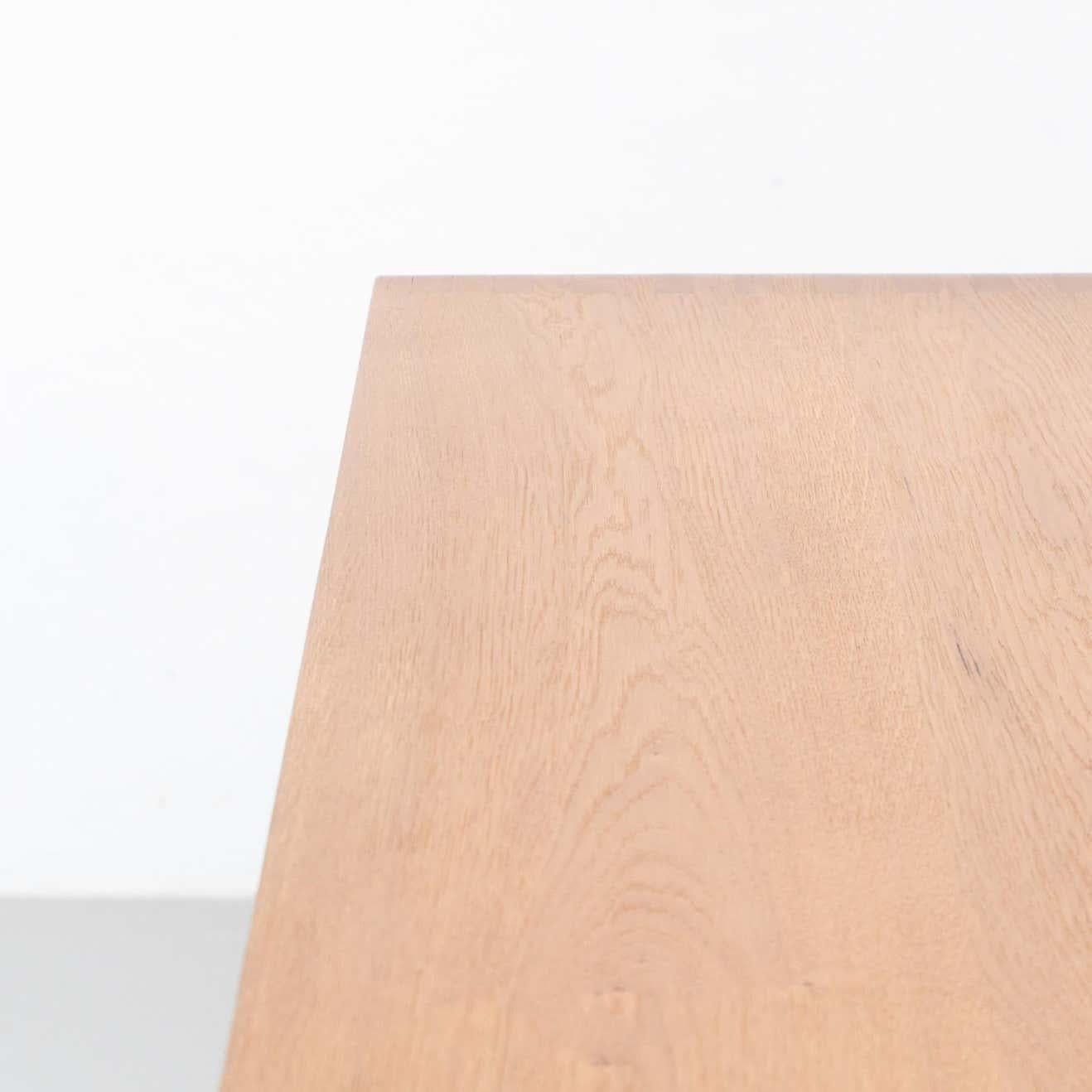 Dada Est. Table de salle à manger contemporaine en chêne massif en vente 3