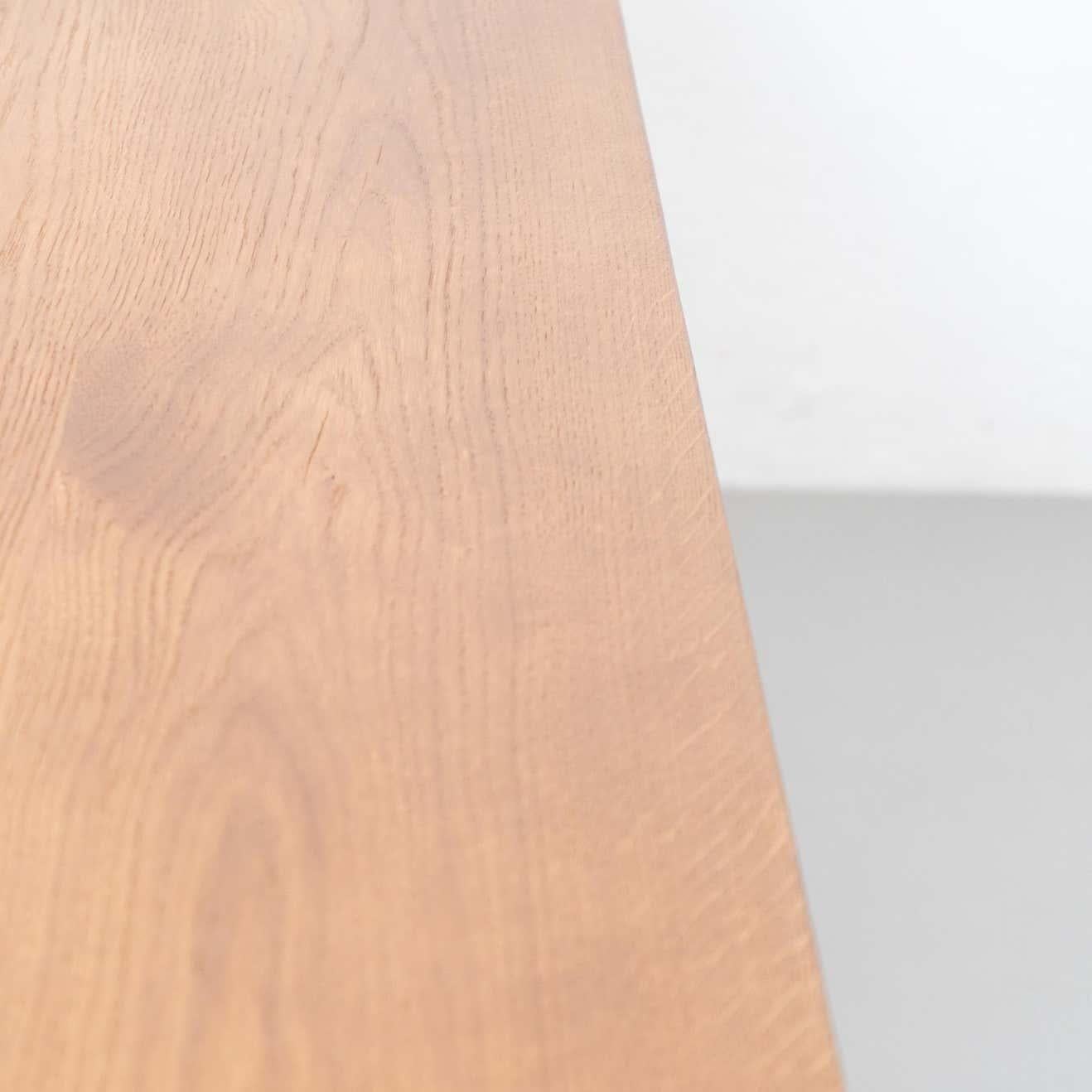 Dada Est. Table de salle à manger contemporaine en chêne massif en vente 5