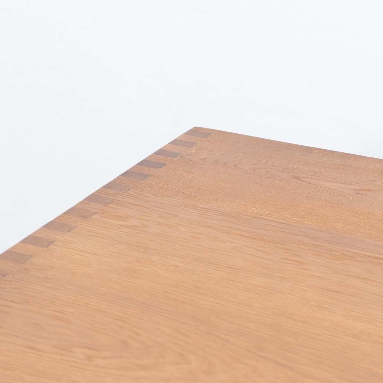 Dada Est. Table de salle à manger contemporaine en chêne massif en vente 8