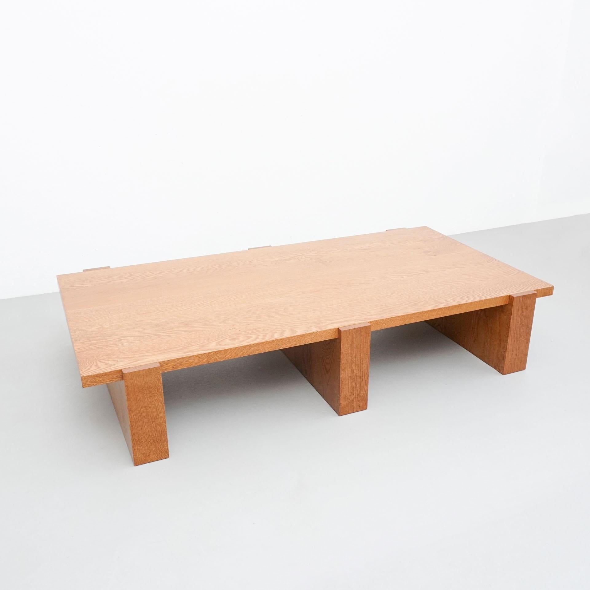 Dada Est. Zeitgenössischer niedriger Tisch aus massivem Eichenholz (Moderne der Mitte des Jahrhunderts) im Angebot