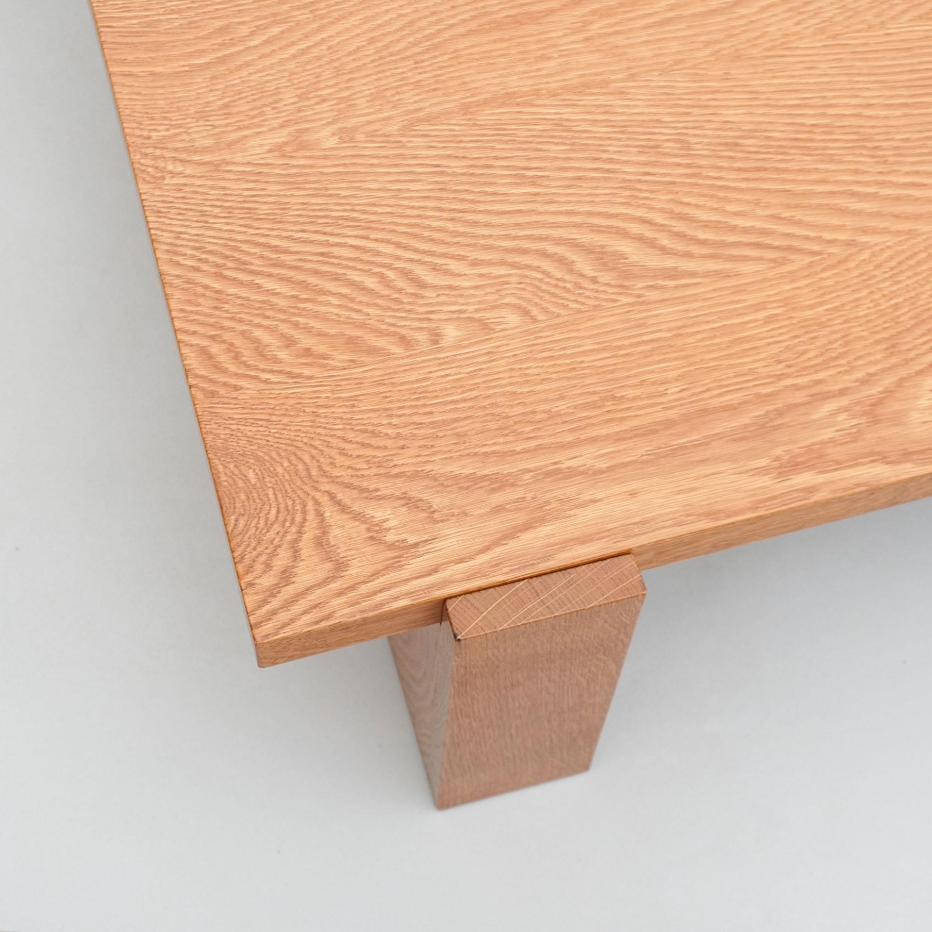 Dada Est. Zeitgenössischer niedriger Tisch aus massivem Eichenholz im Zustand „Gut“ im Angebot in Barcelona, Barcelona