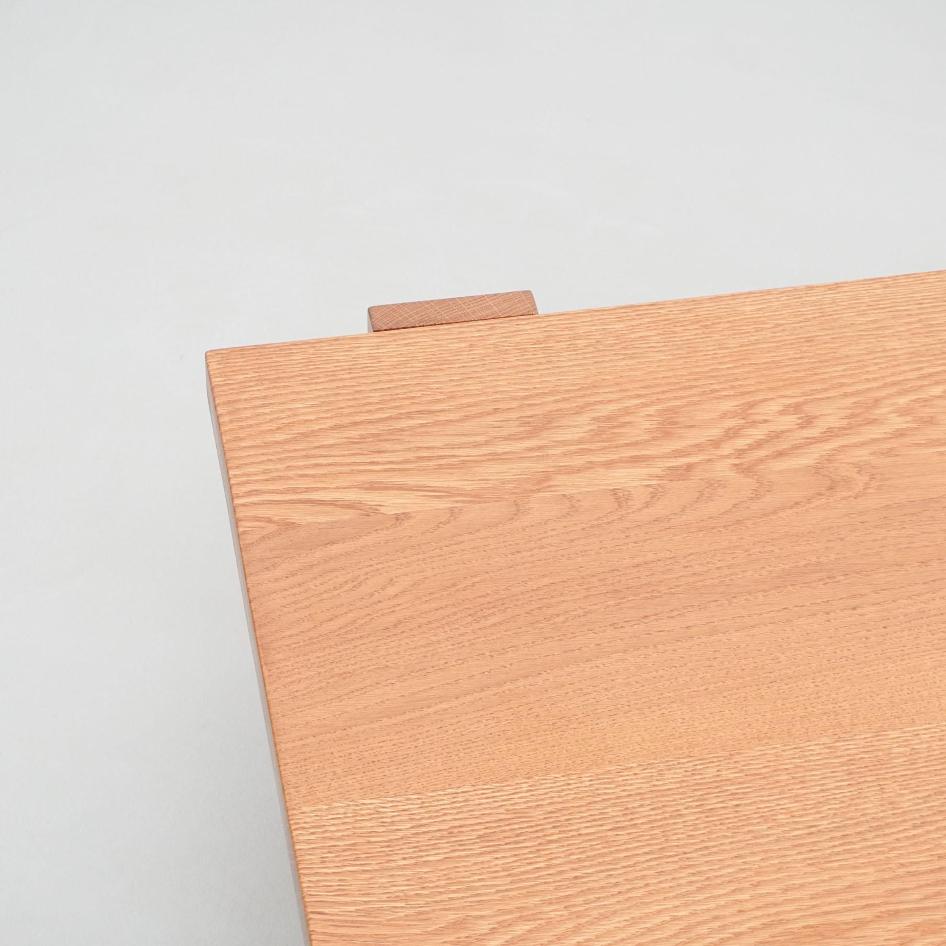 Dada Est. Zeitgenössischer niedriger Tisch aus massivem Eichenholz (21. Jahrhundert und zeitgenössisch) im Angebot