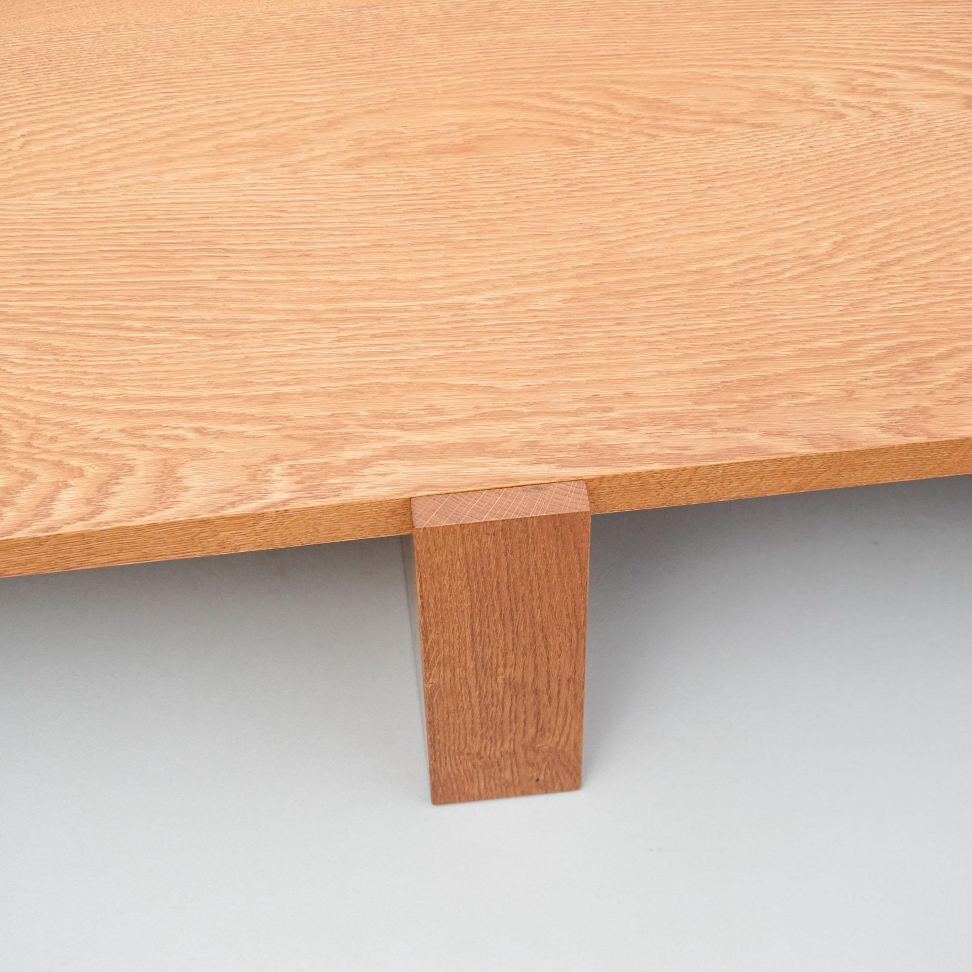 Dada Est. Zeitgenössischer niedriger Tisch aus massivem Eichenholz im Angebot 1