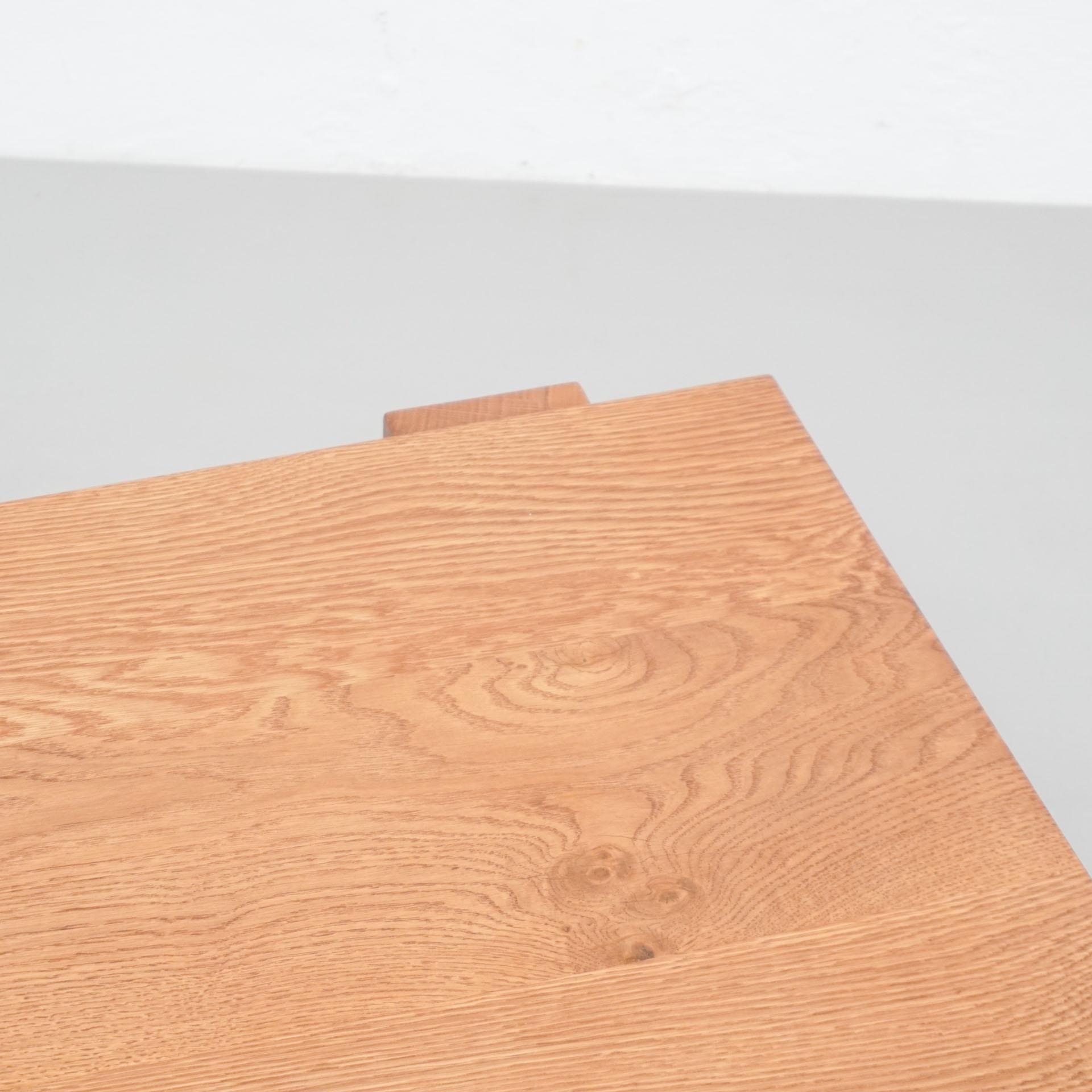 Dada Est. Zeitgenössischer niedriger Tisch aus massivem Eichenholz im Angebot 2