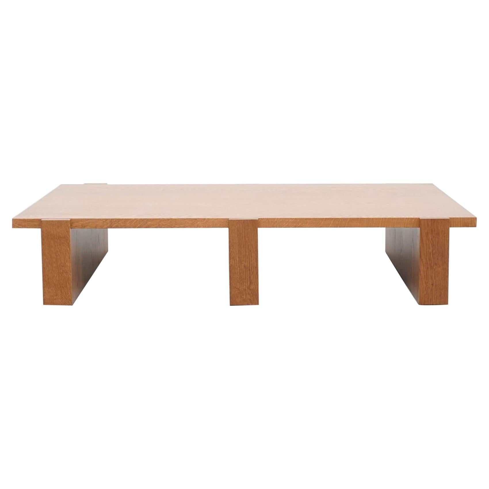 Dada Est. Zeitgenössischer niedriger Tisch aus massivem Eichenholz im Angebot