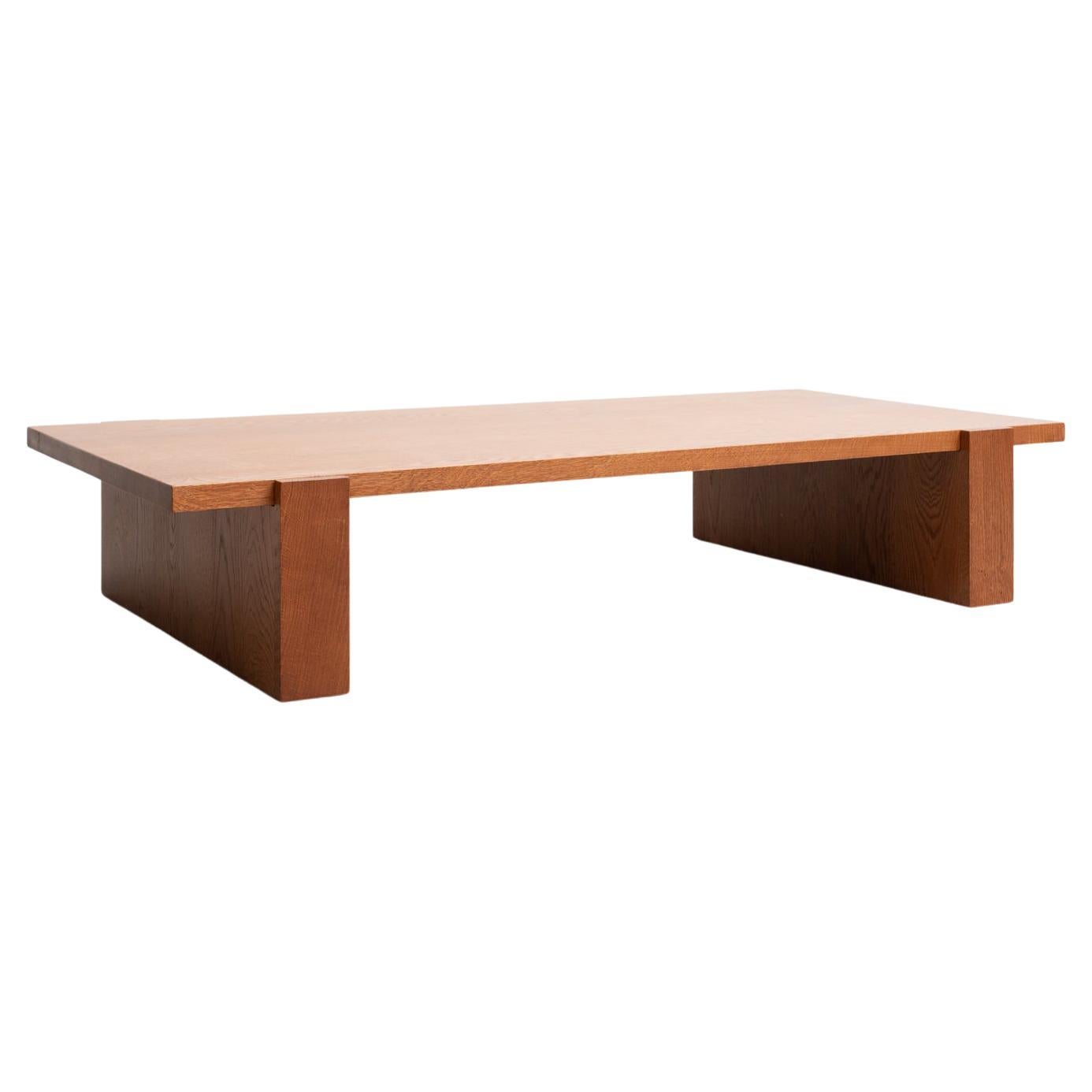 Dada Est. Zeitgenössischer niedriger Tisch aus massivem Eichenholz
