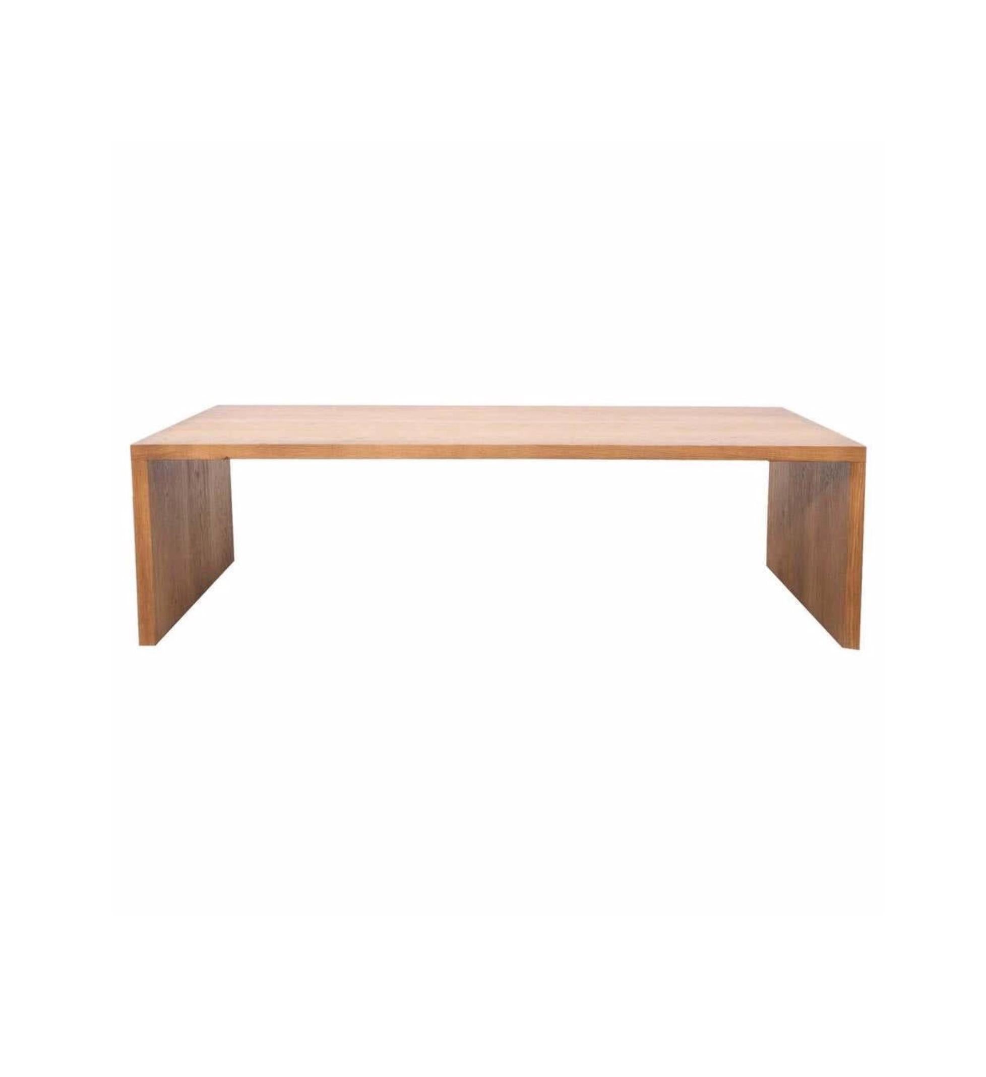 DADA est. Tavolo Oak: Un capolavoro contemporaneo dall'influenza senza tempo

Eleganza raffinata per il tuo spazio con il DADA est. Tavolo, un bellissimo pezzo di arredamento fatto a mano e prodotto a Barcellona nel 2021. Questo tavolo in rovere