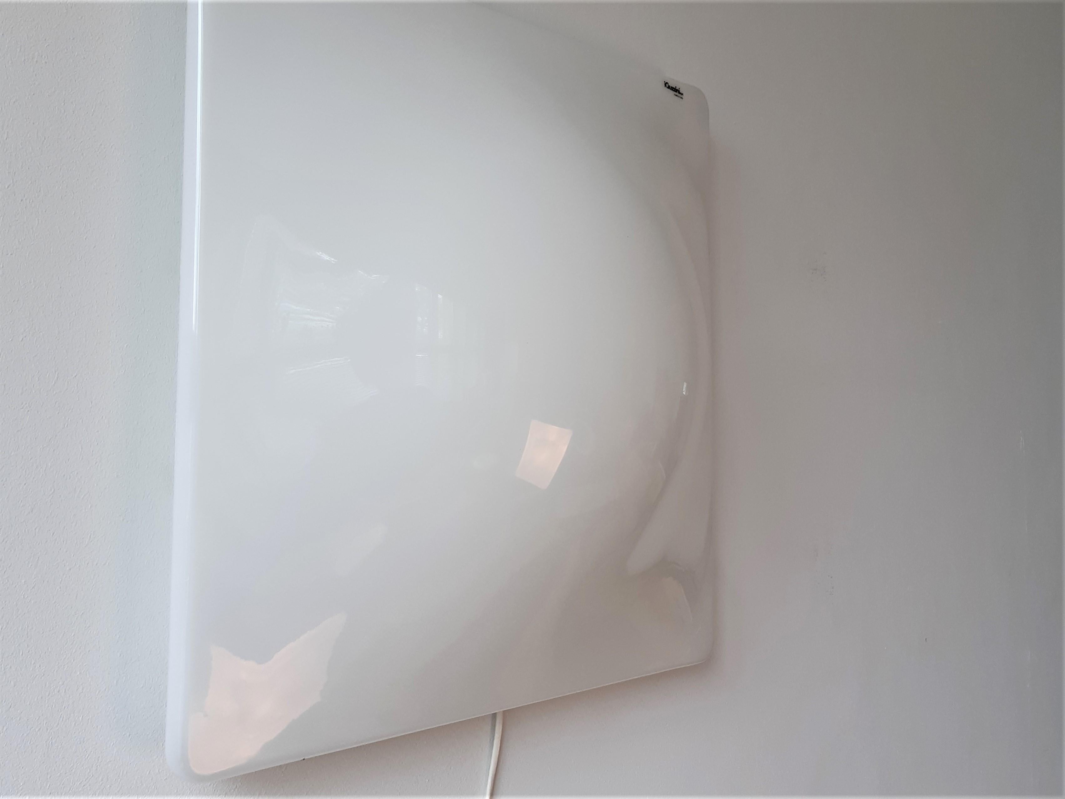 This fantastic flushmount, model 'Dada' was designed and made by IGuzzini in the 1970's in Italy. It has a square white curved acrylic lampshade and a white painted square metal (iron) ceiling mount. The curves makes it elegant and minimalistic. A