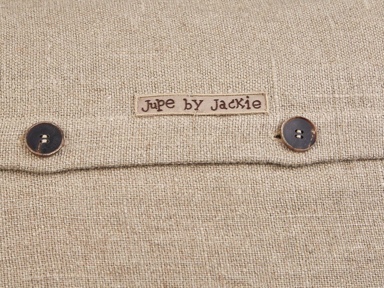 Brodé Coussin de caractère brodé à la main Dada de Jupe par Jackie en vente