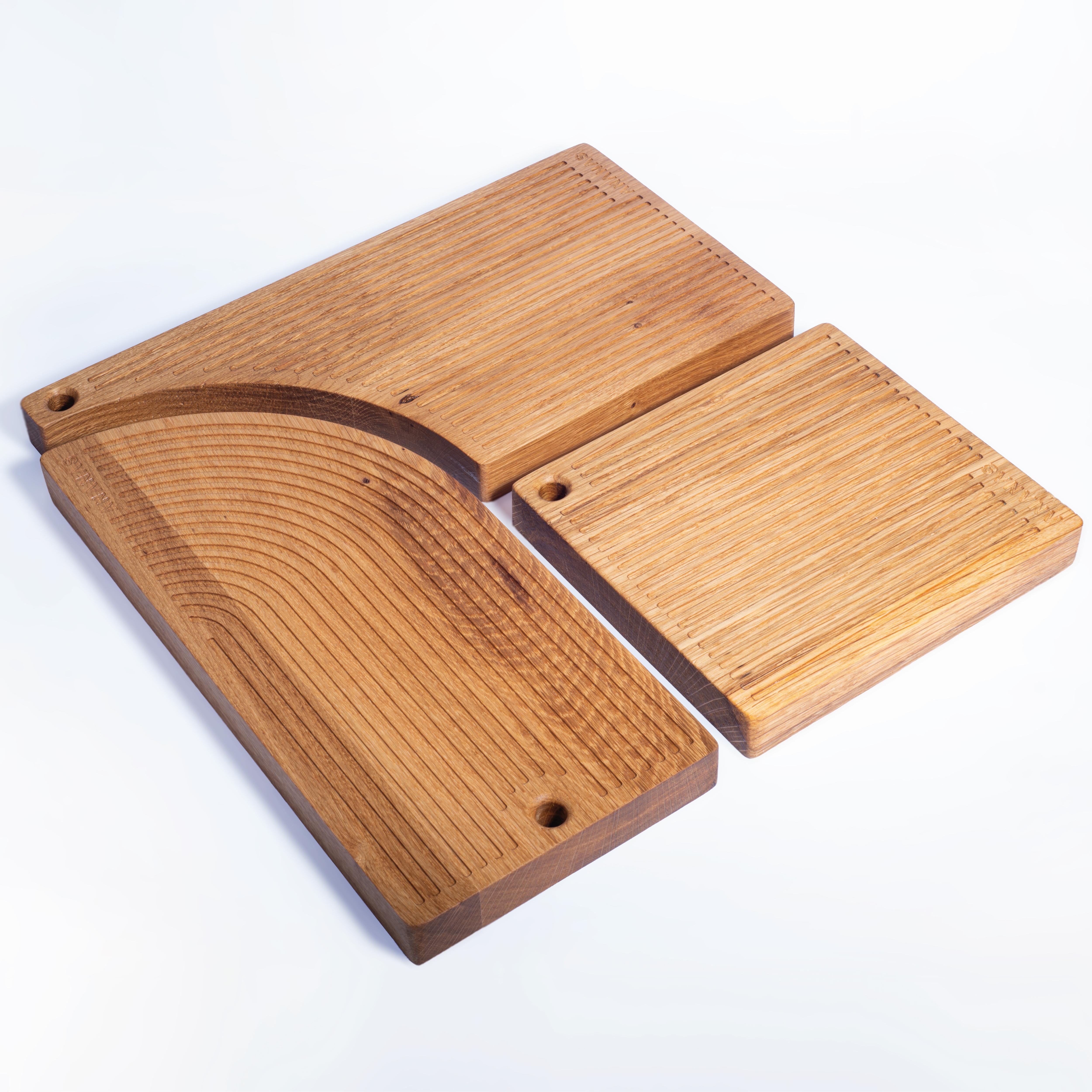 Dada has been designed for service and presentation and is made of solid oak wood. The arrangement of the grooves on their surface prevents the juices of food from dripping. They are ideal for the presentation of fish, cheese, and meat on your