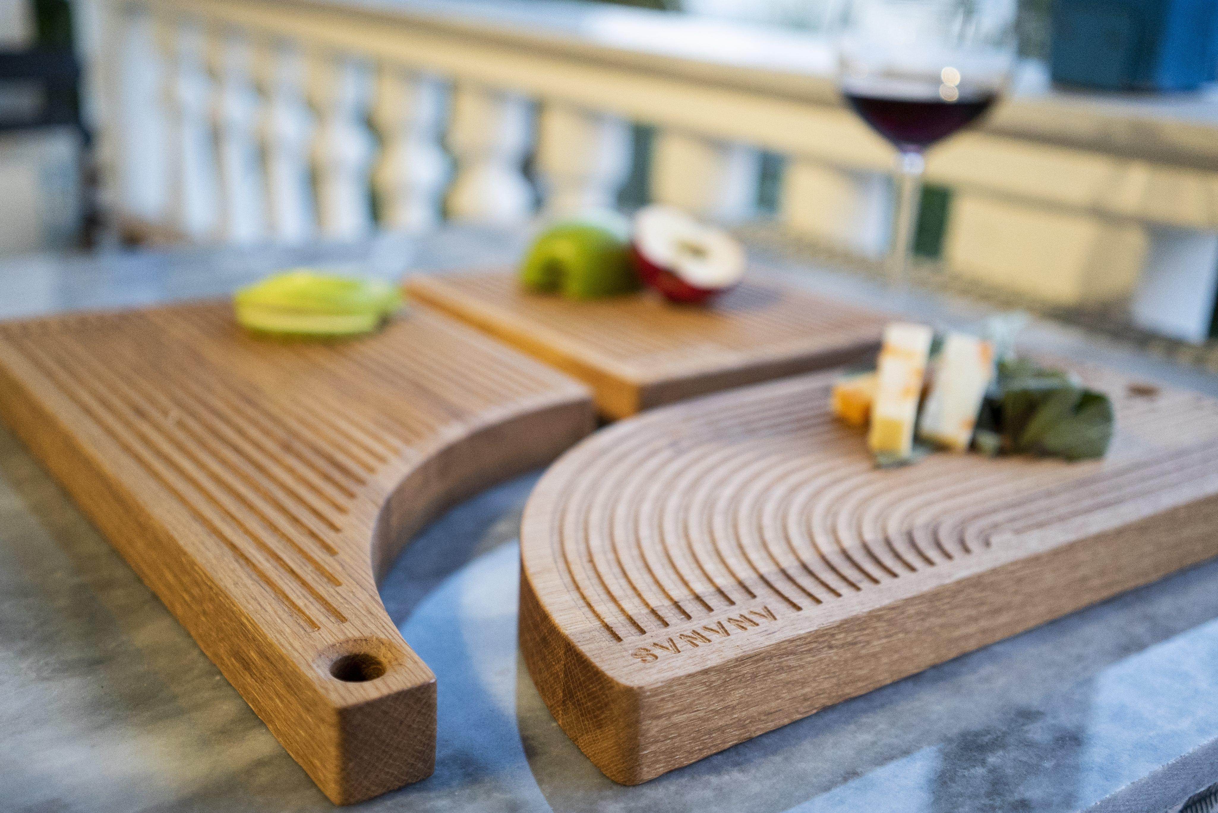 Dada has been designed for service and presentation and is made of solid oak wood. The arrangement of the grooves on their surface prevents the juices of food from dripping. They are ideal for the presentation of fish, cheese, and meat on your