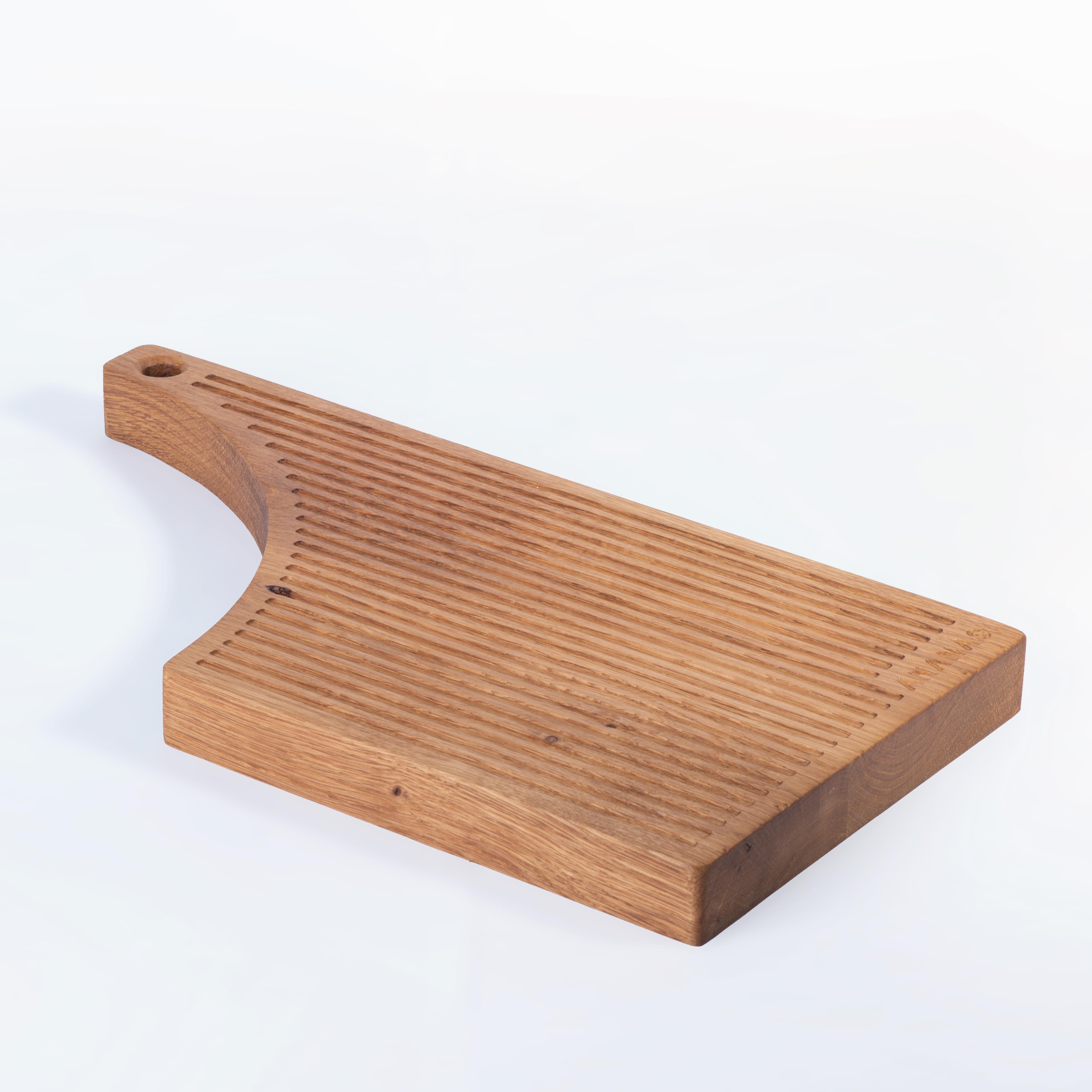 DADA ist aus massivem Eichenholz gefertigt und wurde für Service und Präsentation konzipiert. Die Anordnung der Rillen auf der Oberfläche verhindert, dass die Säfte der Lebensmittel abtropfen. Sie sind ideal für die Präsentation von Fisch, Käse und