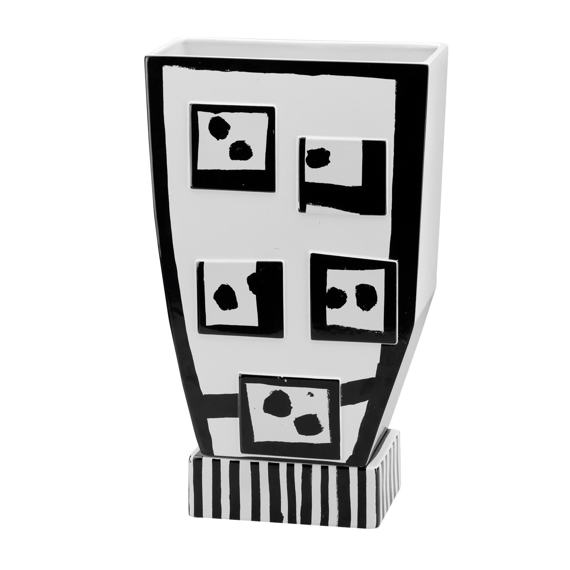 Vaso in ceramica Dado di Roger Selden per Post Design collection/Memphis

Informazioni aggiuntive:
Vaso in ceramica con decorazione bifronte
Collezione: Flip Flop
Designer: Roger Selden
Anno: 2019
Dimensioni: L 26, P 12, H 43 cm
Il prodotto