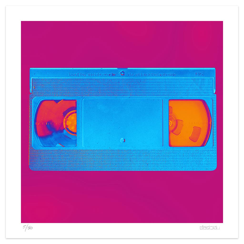 Dimensions de l'image : 60 x 60 cm.

After VHS est une belle giclée réalisée par l'artiste contemporain Dadodu en 2008.

Cette œuvre d'art originale montre une VHS dans une tonalité contemporaine et Pop.

Signé à la main en bas à droite "Dadodu" et