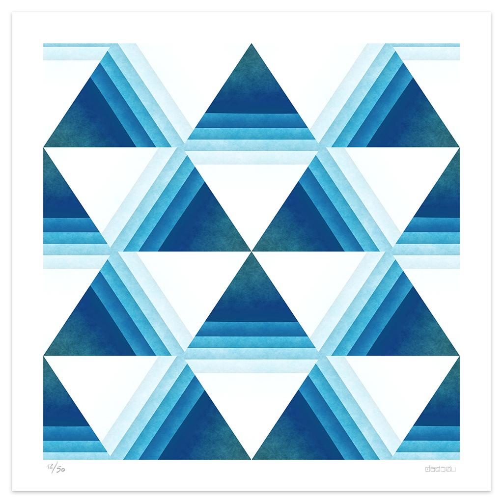 Escape 1 est une splendide impression giclée réalisée par l'artiste contemporain Dadodu en 2014.

Cette œuvre d'art originale montre une composition abstraite envoûtante avec des triangles blancs et bleus.

Signé à la main en bas à droite "Dadodu"