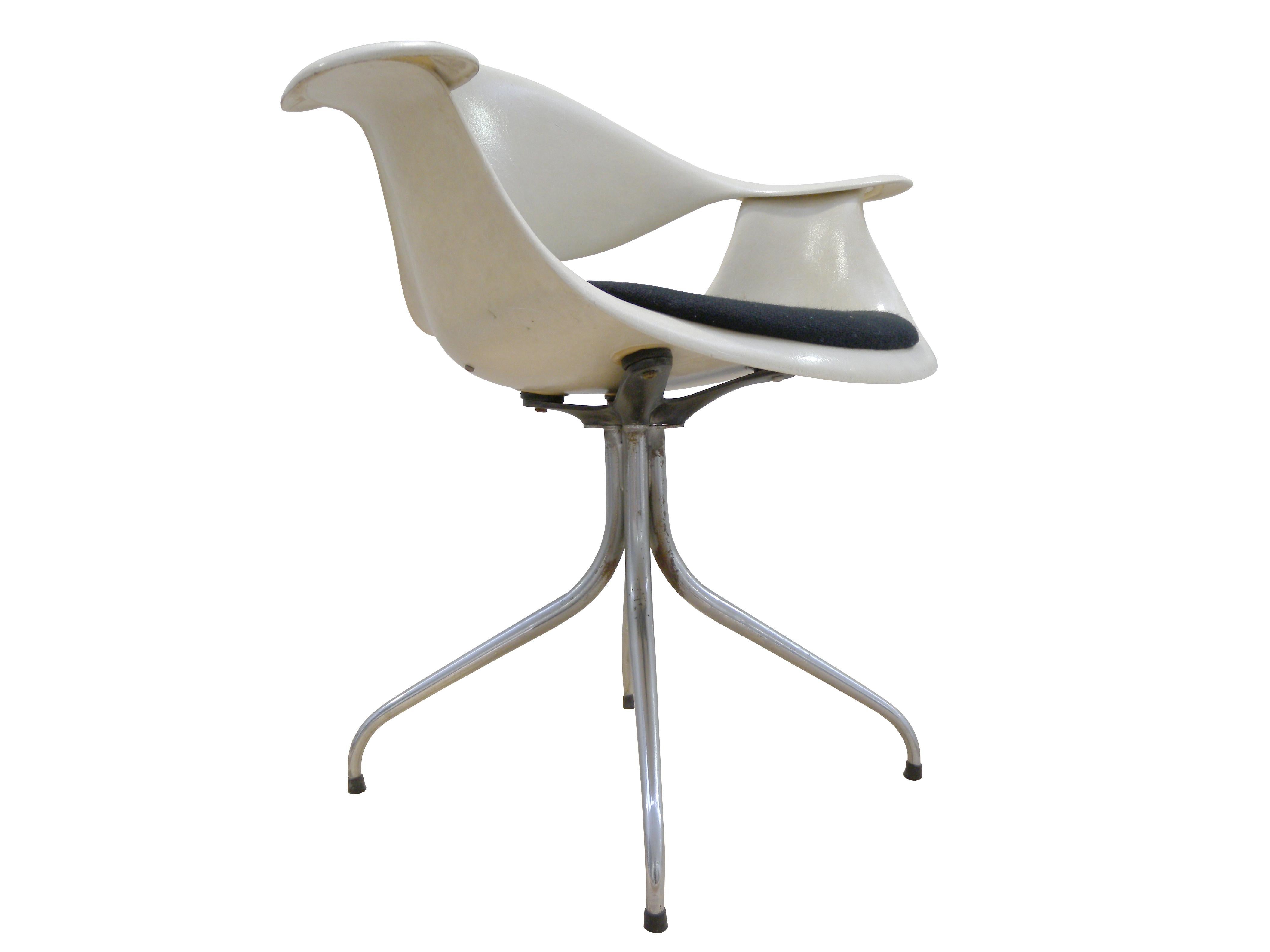 George Nelson (1908-1986) is a major designer of the American Mid-Century Modern like Charles Eames. He was also an influential director of design at Herman Miller. He worked there for over a quarter-century, helping the company come up with their