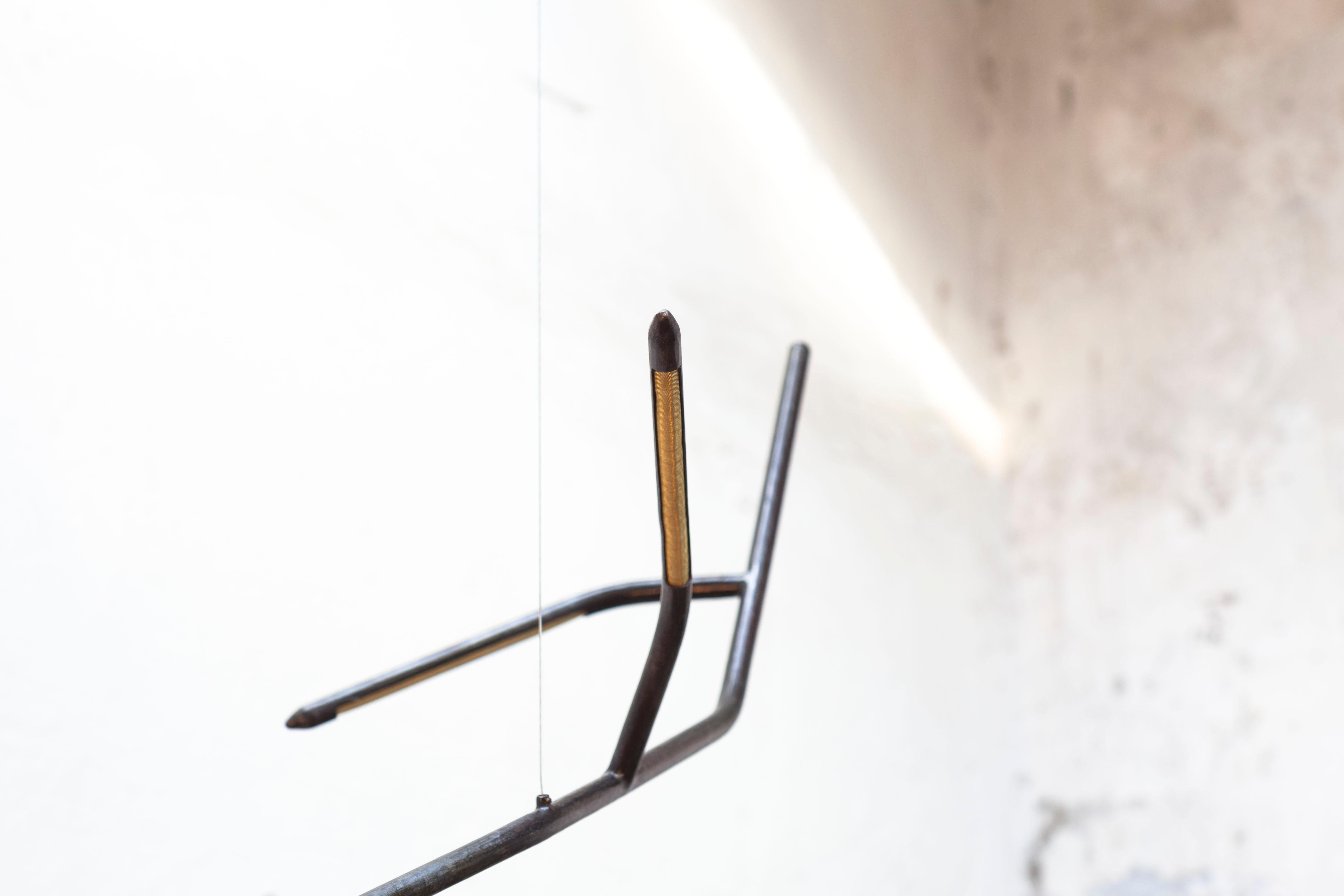 XXIe siècle et contemporain Lampe à suspension Dafne en finition laiton foncé sculptée par Morghen Studio en vente