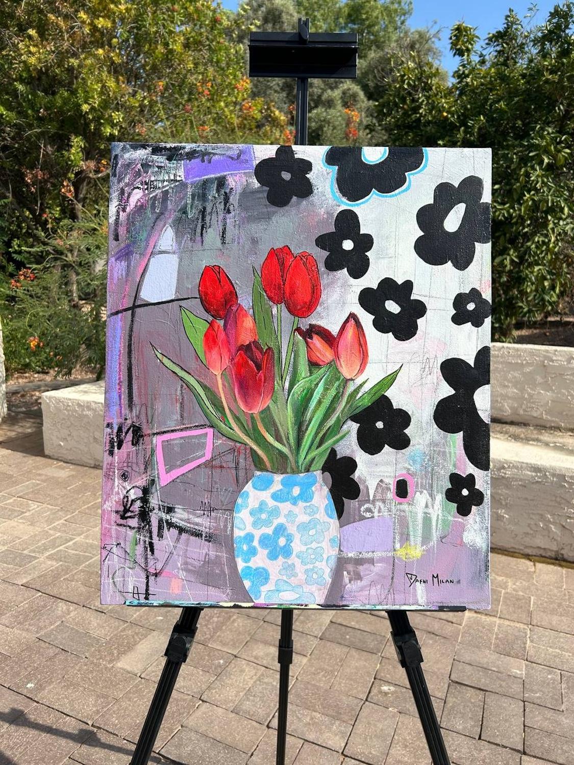 <p>Kommentare des Künstlers<br />Leuchtend rote Tulpen sitzen elegant in einer blau-weißen Vase. Vor diesem lebhaften Strauß ist der Hintergrund mit floralen Mustern und geometrischen Formen gefüllt. Die verschiedenen Blumendarstellungen