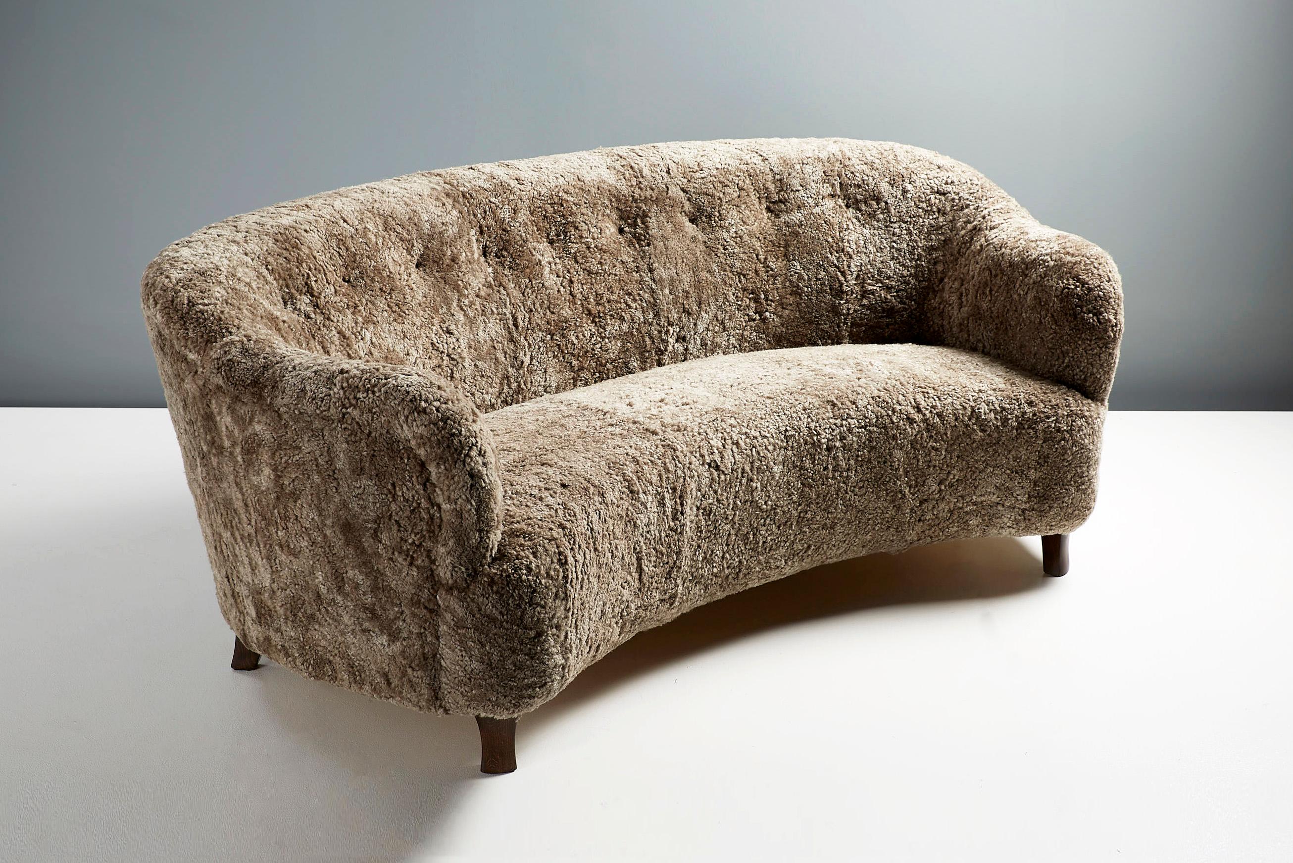 Dagmar Elias geschwungenes Sofa.

Das Elias-Sofa wurde in unseren Werkstätten in London entwickelt und handgefertigt. Die Sofabeine sind in geölter Eiche, dunkel geräucherter Eiche oder dunkel gebeizter Buche erhältlich. Das Gestell ist