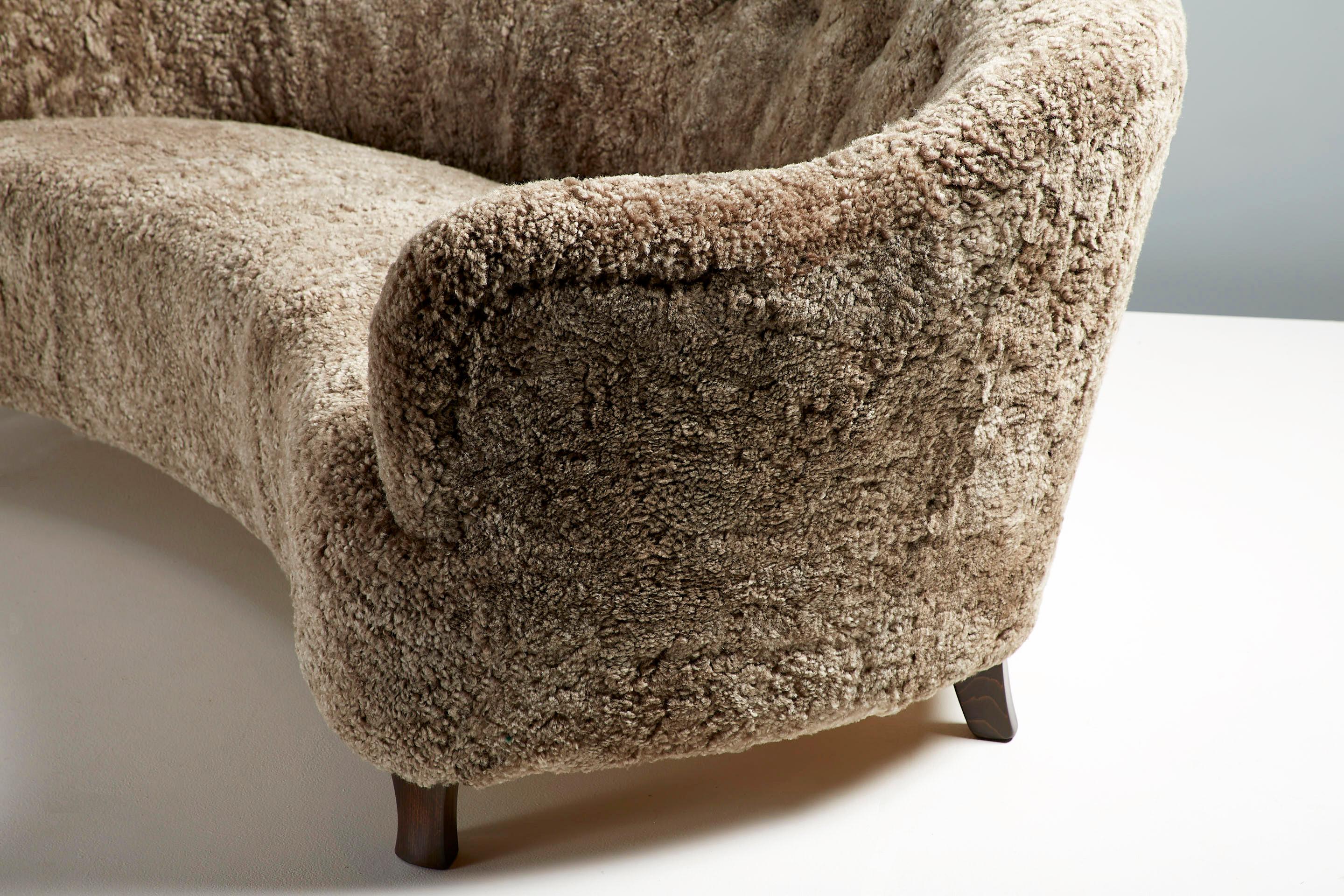 Dagmar Magefertigtes Elias-Sofa aus geschwungenem Schafsleder im Zustand „Neu“ im Angebot in London, GB