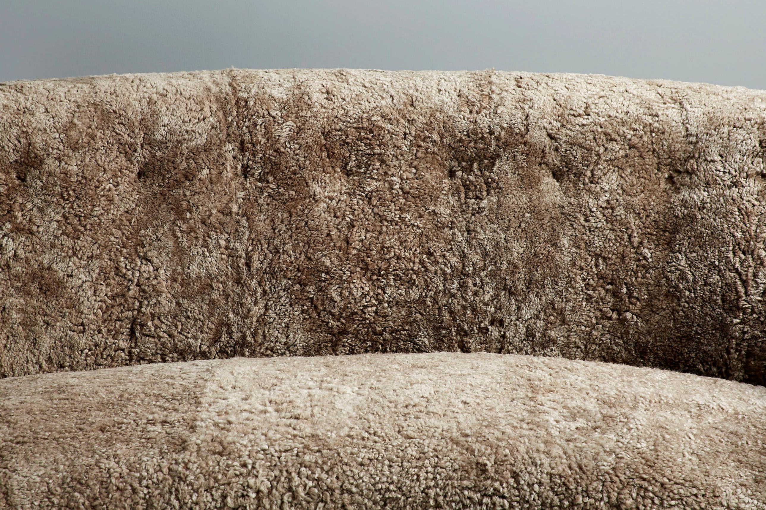 Dagmar Magefertigtes Elias-Sofa aus geschwungenem Schafsleder (21. Jahrhundert und zeitgenössisch) im Angebot