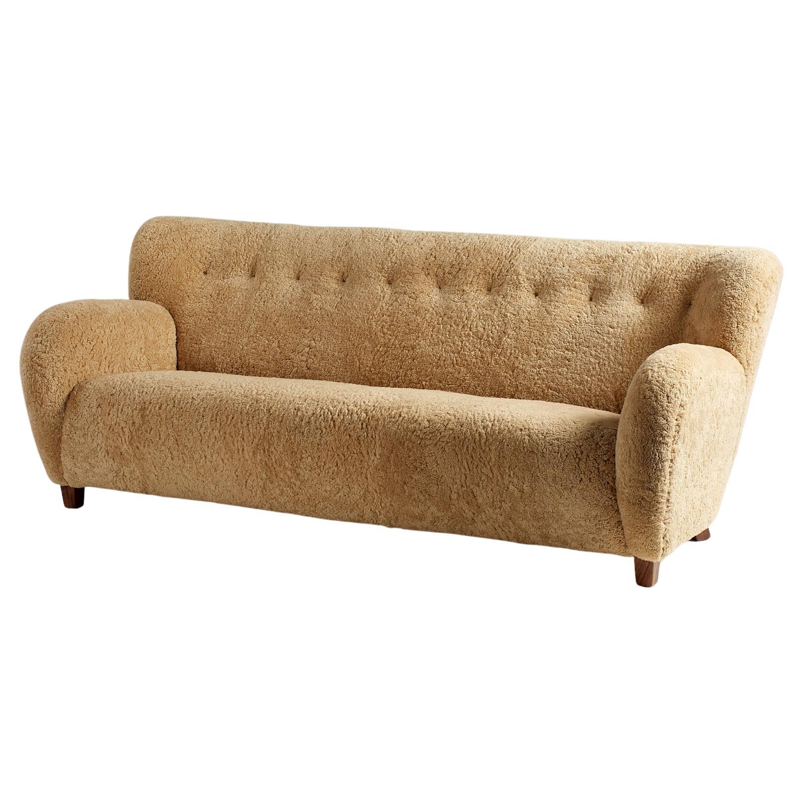 Dagmar maßgefertigtes Karu-Sofa aus Schafsfell