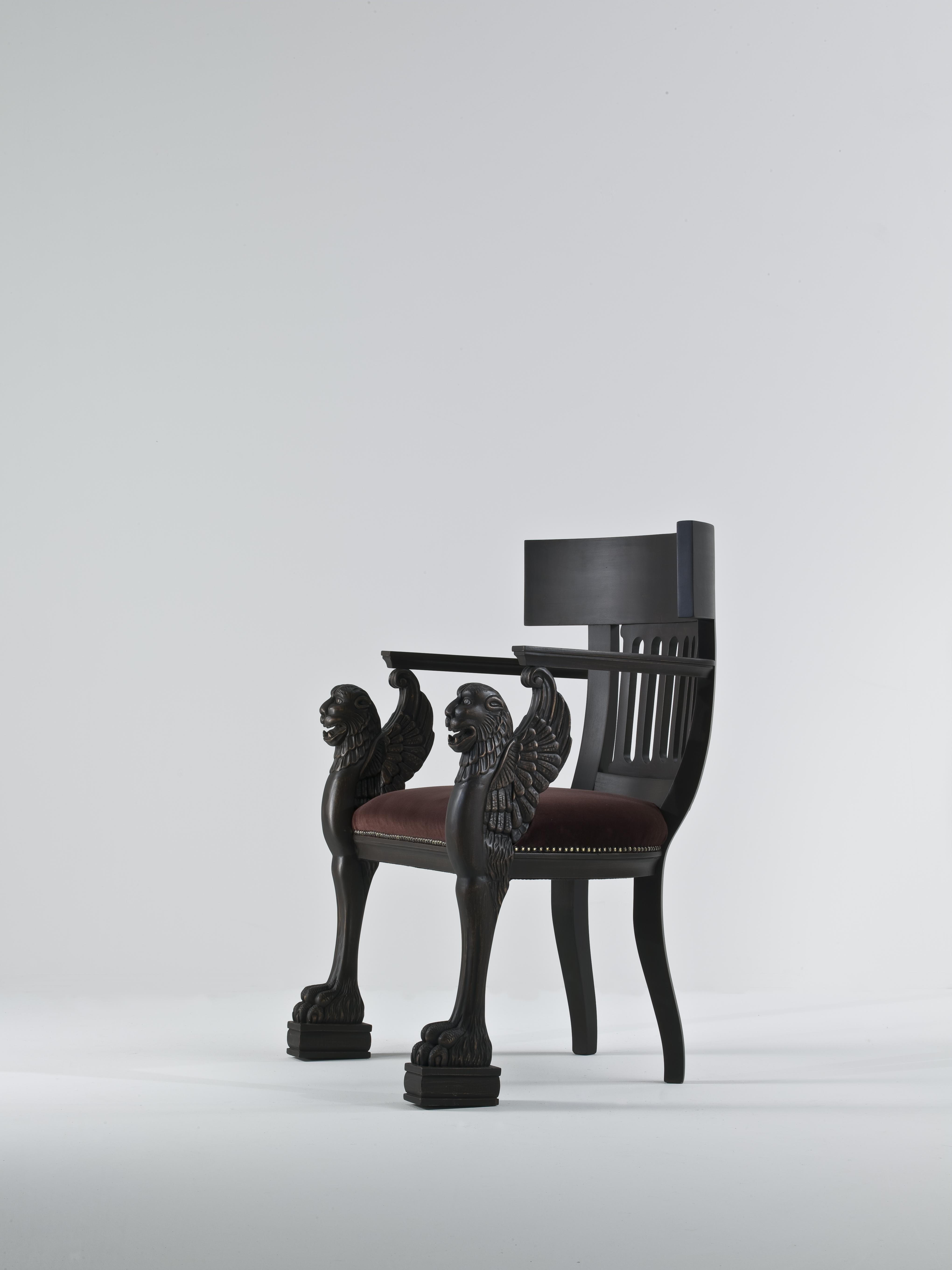 Le fauteuil Dagobert est un chef-d'œuvre d'artisanat, méticuleusement sculpté à la main dans du bois massif pour dégager une élégance intemporelle et un charme royal. Sa présence majestueuse est accentuée par les exquis décors de griffon qui ornent