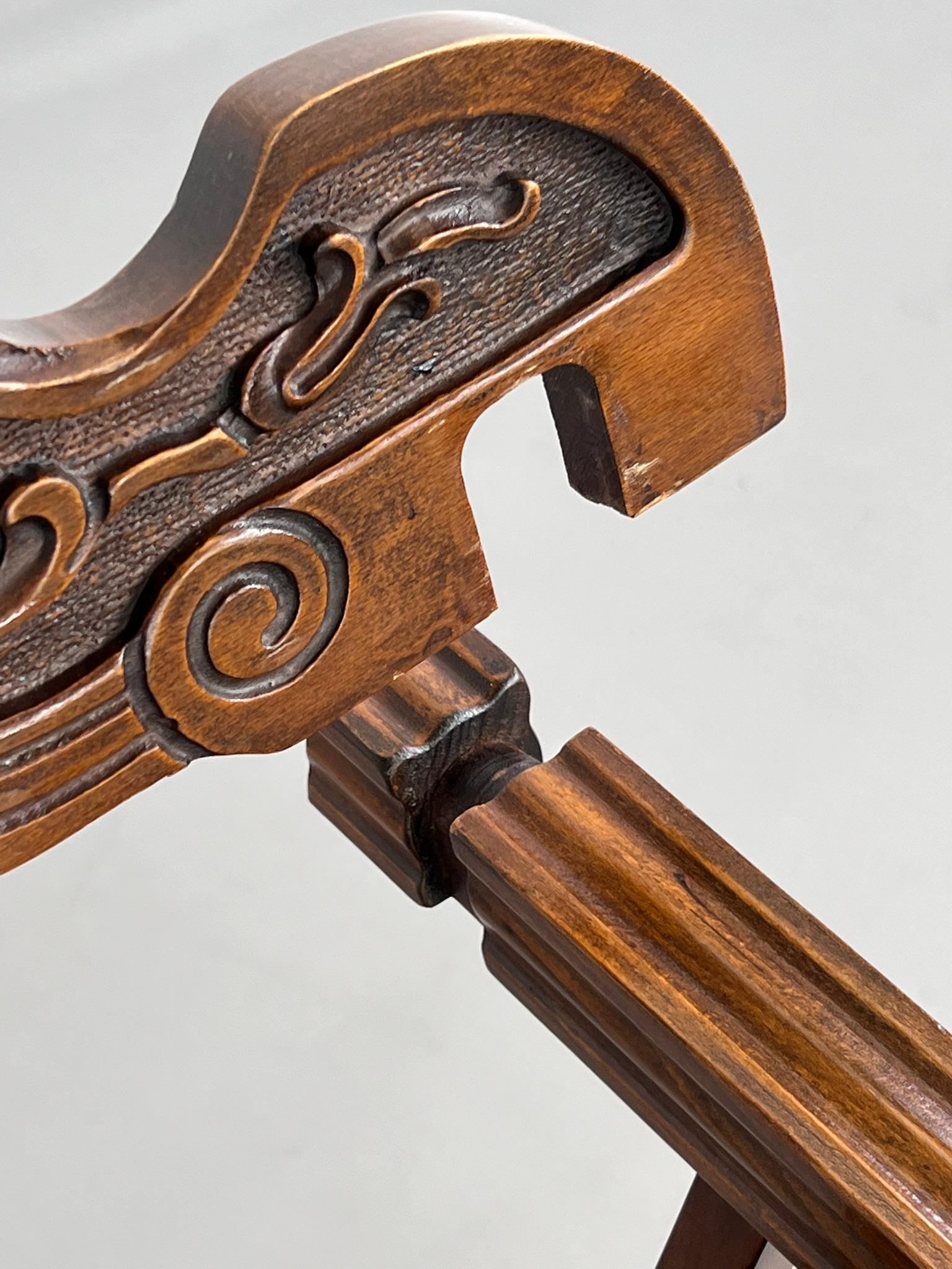 Fauteuil pliant Dagobert Curule en bois sculpté en vente 1