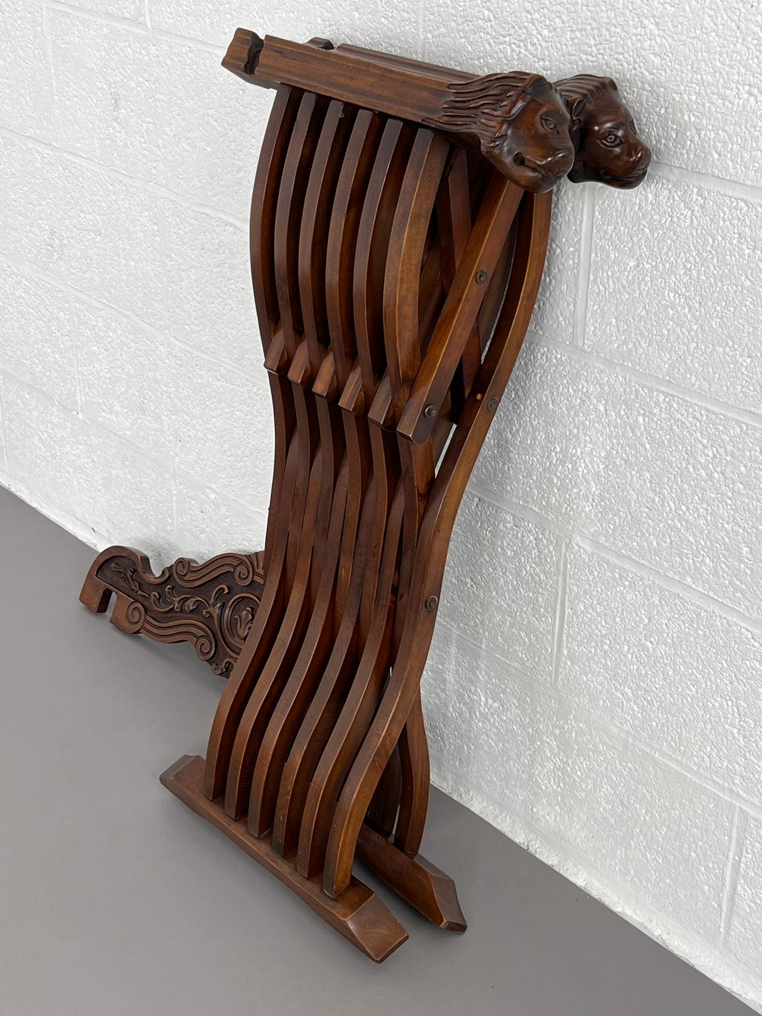 Fauteuil pliant Dagobert Curule en bois sculpté en vente 3