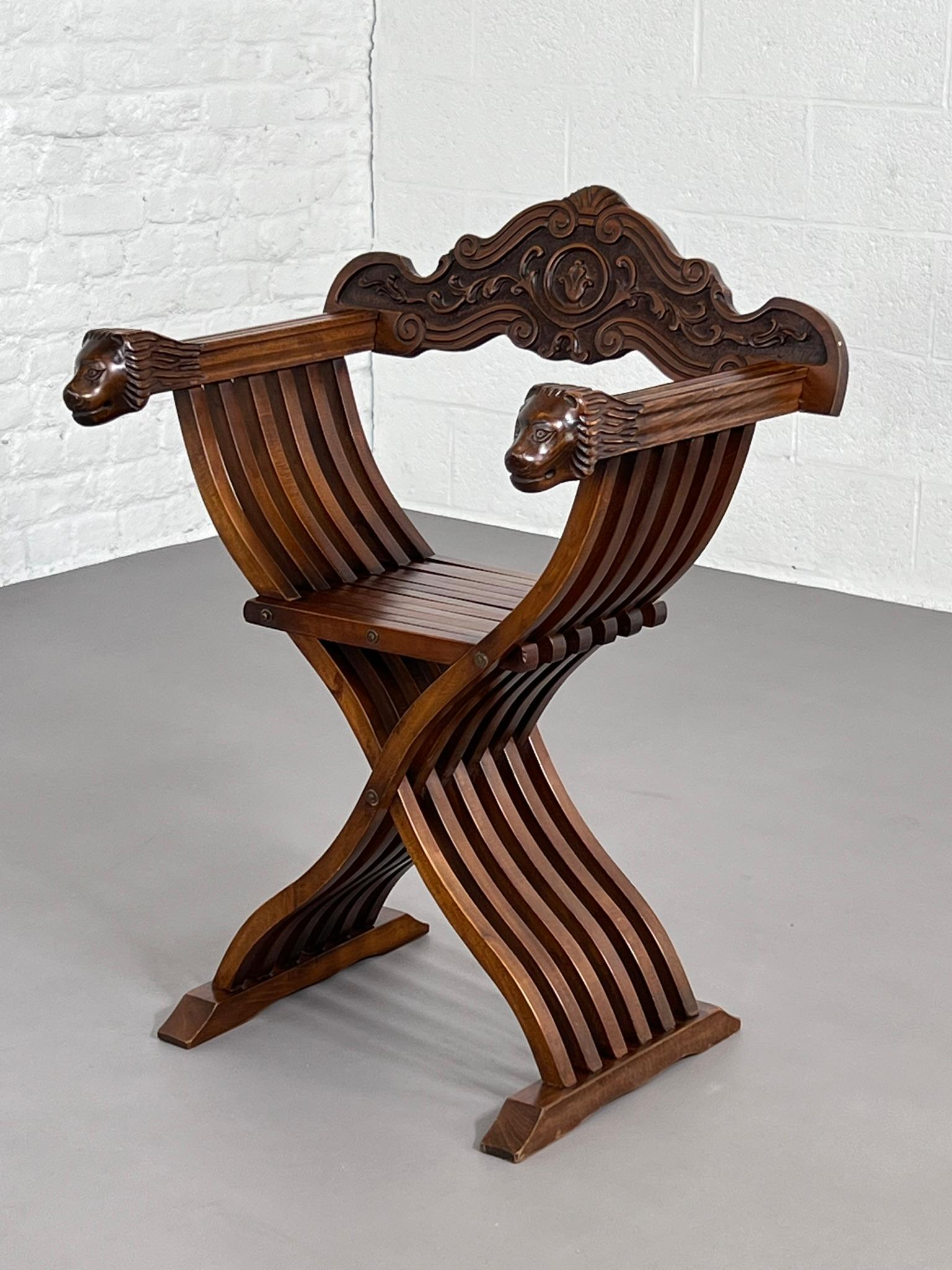 Le fauteuil Curule de Dagobert est un meuble historique qui incarne l'élégance et l'autorité des époques médiévale et de la Renaissance. Ce fauteuil tire son nom de I+I, roi des Franks, et du siège de Curule, symbole de pouvoir et de magistrature