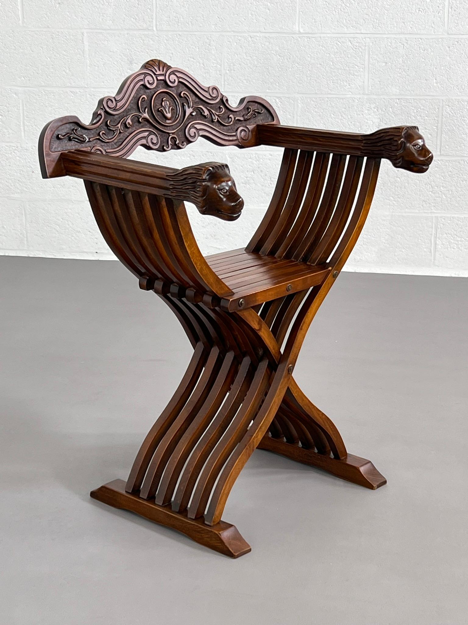 Fauteuil pliant Dagobert Curule en bois sculpté Bon état - En vente à Tourcoing, FR