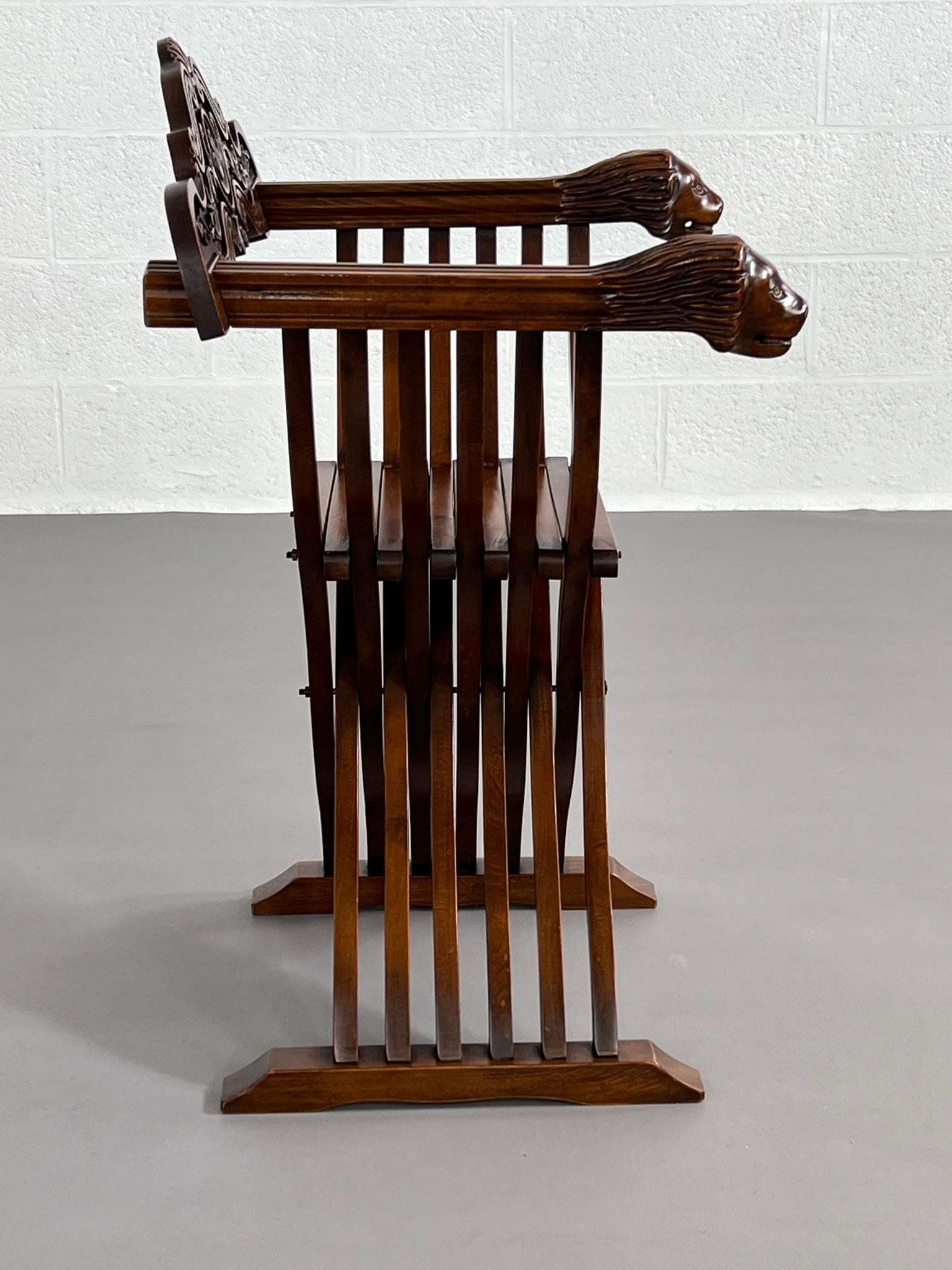 20ième siècle Fauteuil pliant Dagobert Curule en bois sculpté en vente
