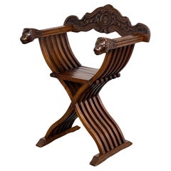 Poltrona Foldes in legno scolpito di Dagobert Curule