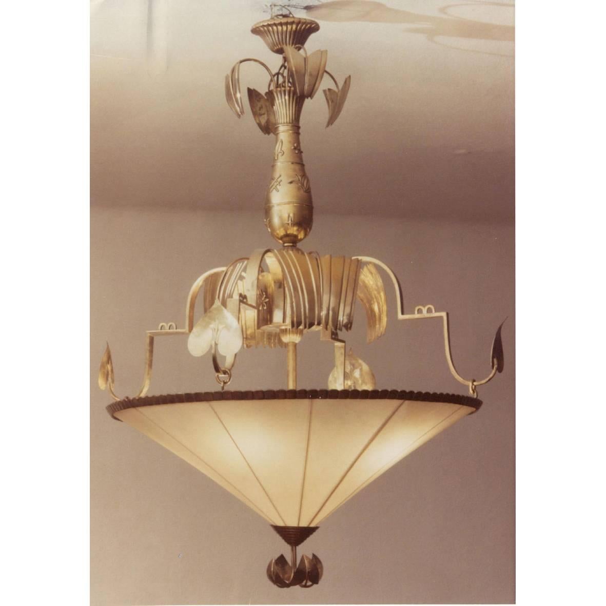 Ursprünglich im Besitz von Woka, wurde die Lampe im Wiener Auktionshaus 