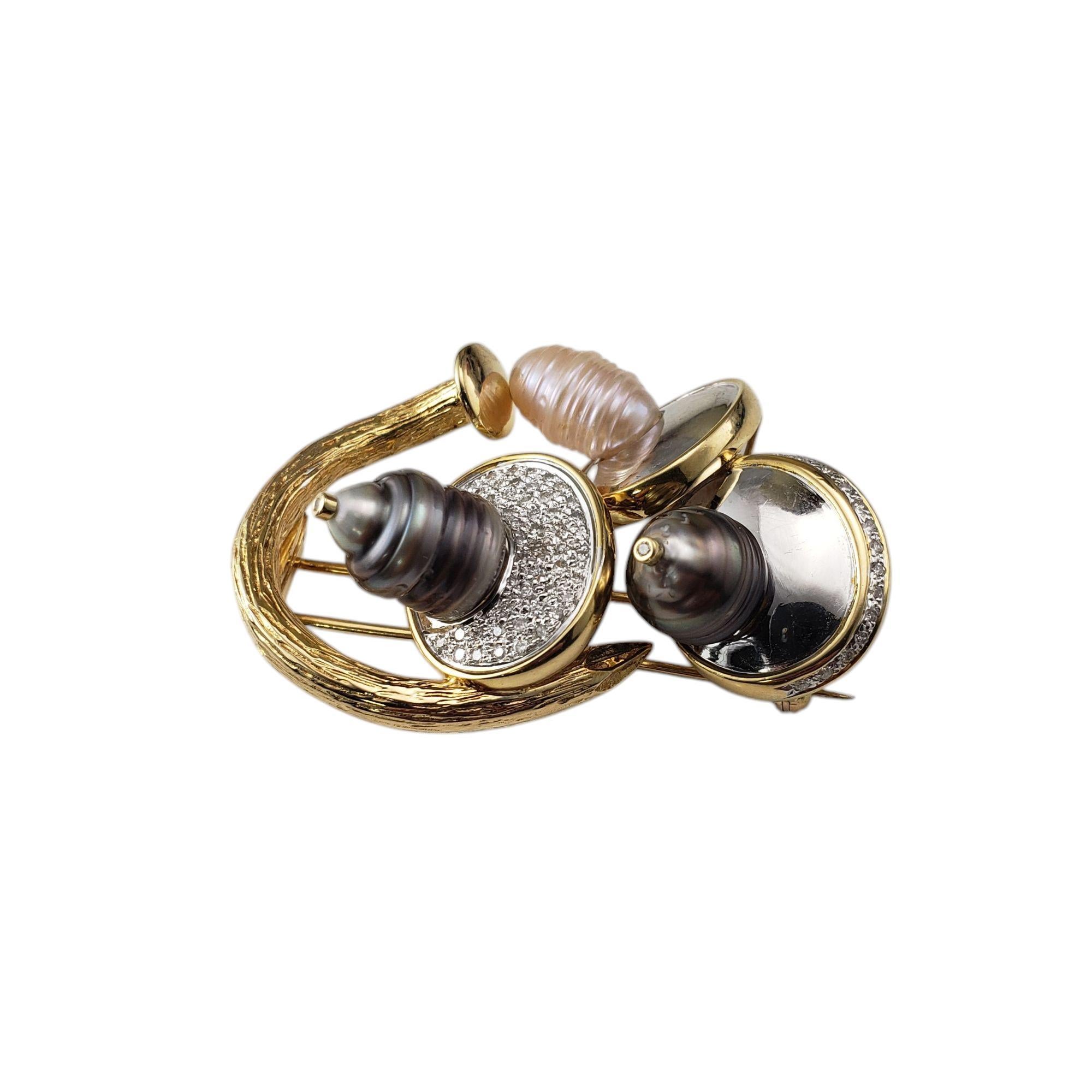 Dagon Brosche aus 18K Gelbgold und Platin mit Perlen und Diamanten

Dieses atemberaubende Schmuckstück besteht aus schwarzen, rosafarbenen und weißen Perlen, die in Platin und 18 Karat Gelbgold gefasst sind. Sie ist mit 64 runden Diamanten im