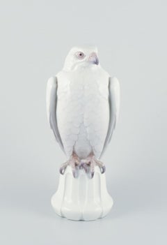Dahl Jensen, Bing & Grøndahl. Impressive porcelain figurine of Icelandic falcon