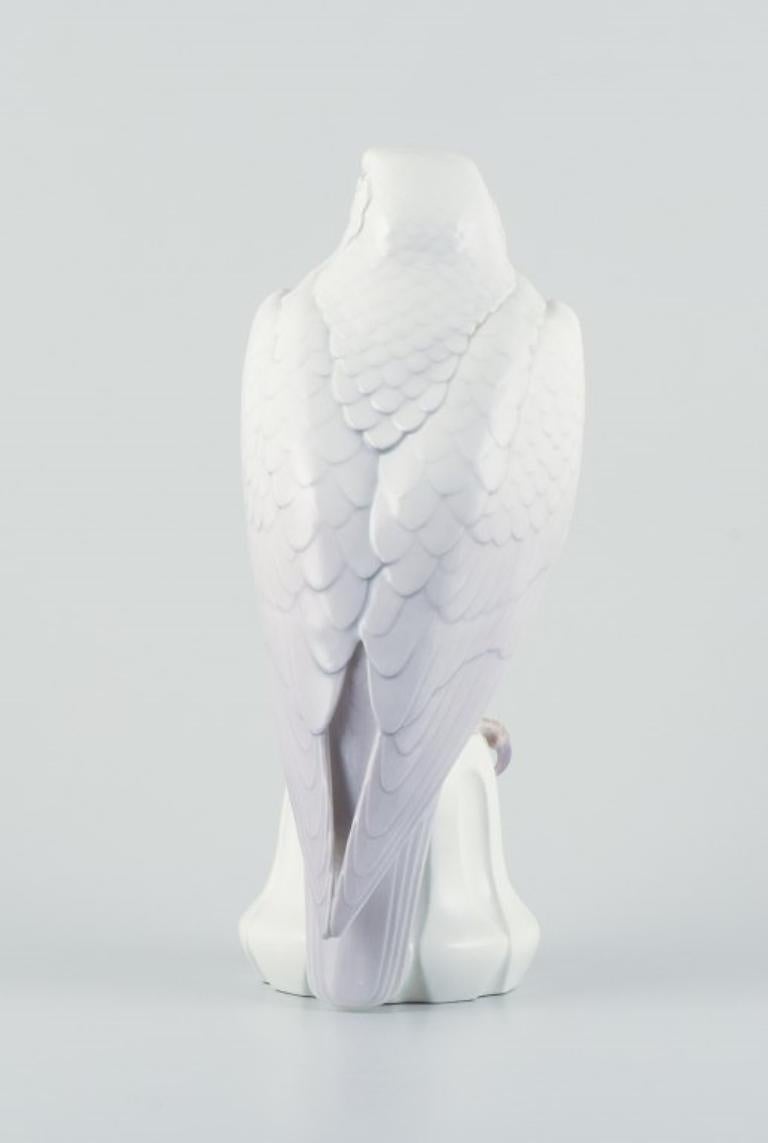 Dahl Jensen, Bing & Grøndahl. Impressionnante figurine en porcelaine représentant un faucon islandais en vente 1