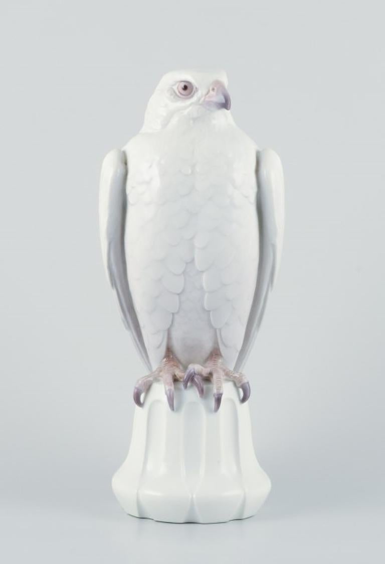 Dahl Jensen, Bing & Grøndahl. Impressionnante figurine en porcelaine représentant un faucon islandais
