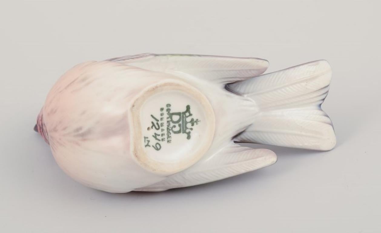 Porcelaine Dahl Jensen, figurine d'un bouvreuil en porcelaine.  1920/30s. en vente