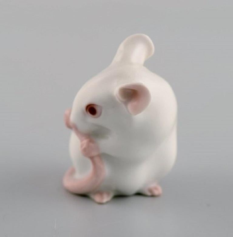 Dahl Jensen for Bing & Grøndahl. Porcelain figure. White mouse. Model number 1728, 1920s-1930s.
Measures: 5 x 4.7 cm.
In excellent condition.
Stamped.
1st factory quality.