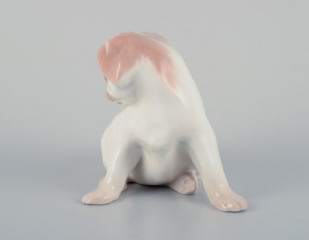 Dahl Jensen for Bing & Grøndahl, porcelain figurine of a Pekingese puppy.  In Excellent Condition For Sale In Copenhagen, DK