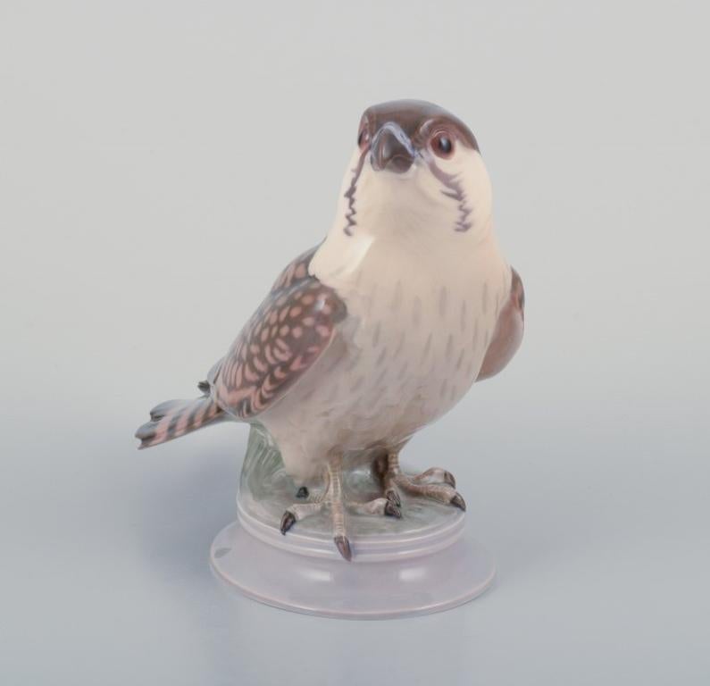 Dahl Jensen for Bing & Grøndahl. Porcelain figurine of sitting peregrine falcon In Excellent Condition For Sale In Copenhagen, DK