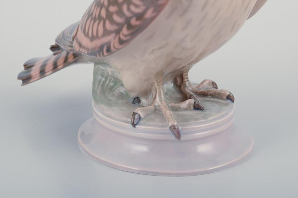 Early 20th Century Dahl Jensen for Bing & Grøndahl. Porcelain figurine of sitting peregrine falcon For Sale