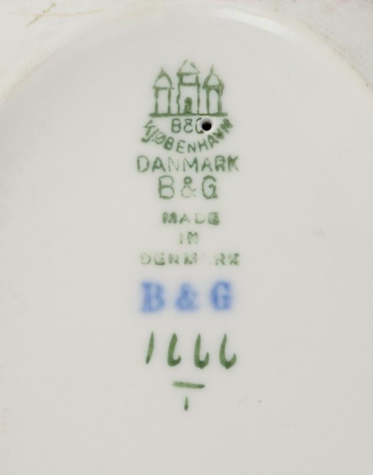 Porcelaine Dahl Jensen pour Bing & Grøndahl. Figurine en porcelaine d'un faucon pèlerin assis en vente