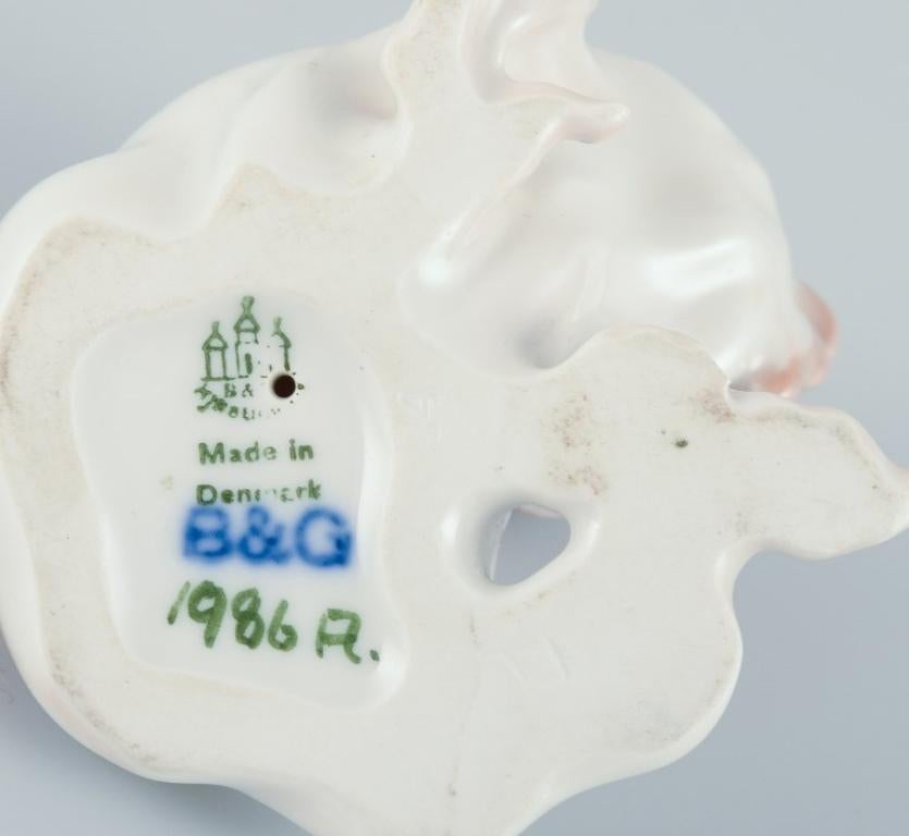 Début du 20ème siècle Jensen pour Bing & Grøndahl. Petite figurine en porcelaine d'un chien pékinois en vente