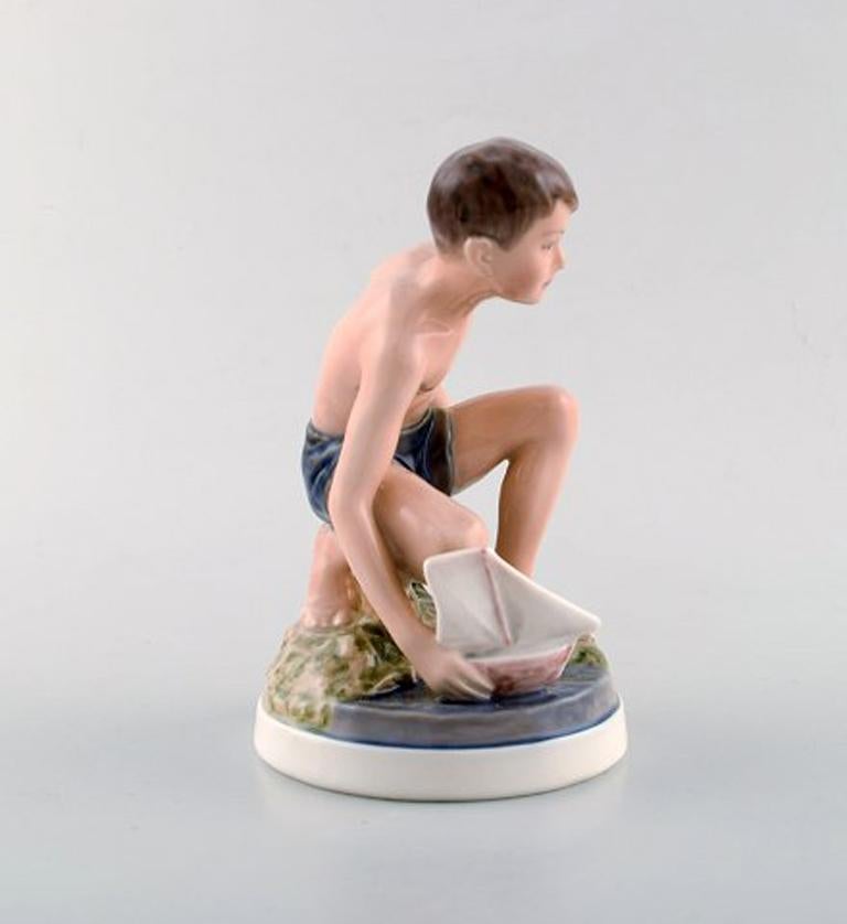 Dahl Jensen porcelain figurine. Boy with boat. Model number 1245. 1st factory quality, 1920s-1930s.
In very good condition.
Measures: 15 x 11 cm.
Signed: Kings crown, DJ Copenhagen.
