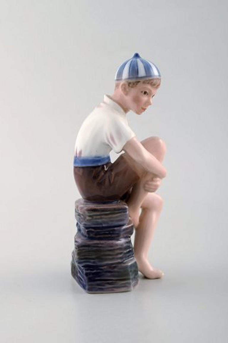 Dahl Jensen porcelain figurine. Boy with striped CAP. Model number 1328. 1st factory quality, 1920s-1930s.
In very good condition.
Measures: 15 x 7 cm.
Signed: Kings crown, DJ Copenhagen.
