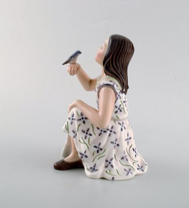 Dahl Jensen porcelain figurine. Girl with bird. Model number 1366. 1st factory quality. 1920/30's.
In very good condition. 
Measures: 14,5 x 12 cm. 
Signed: Kings crown, DJ Copenhagen.