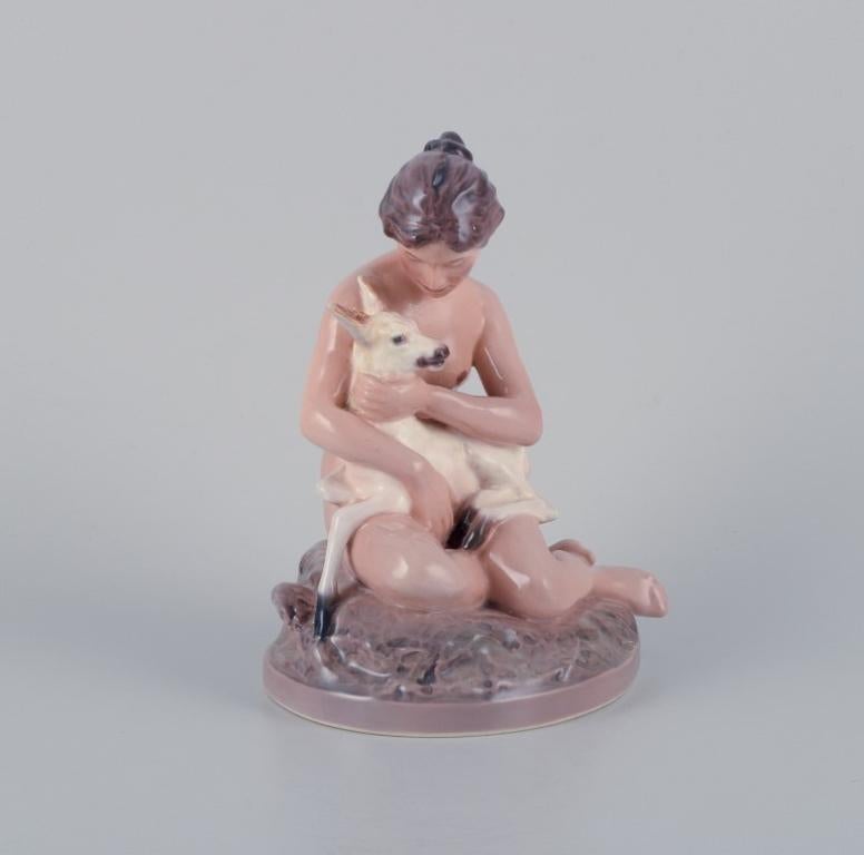 Dahl Jensen-Porzellanfigur, Mädchen mit Rehkitz.
Nr. 1276.
Erste Fabrikqualität.
Markiert.
In ausgezeichnetem Zustand.
Abmessungen: H 17,5 cm x L 13,5 cm x B 11,0 cm.